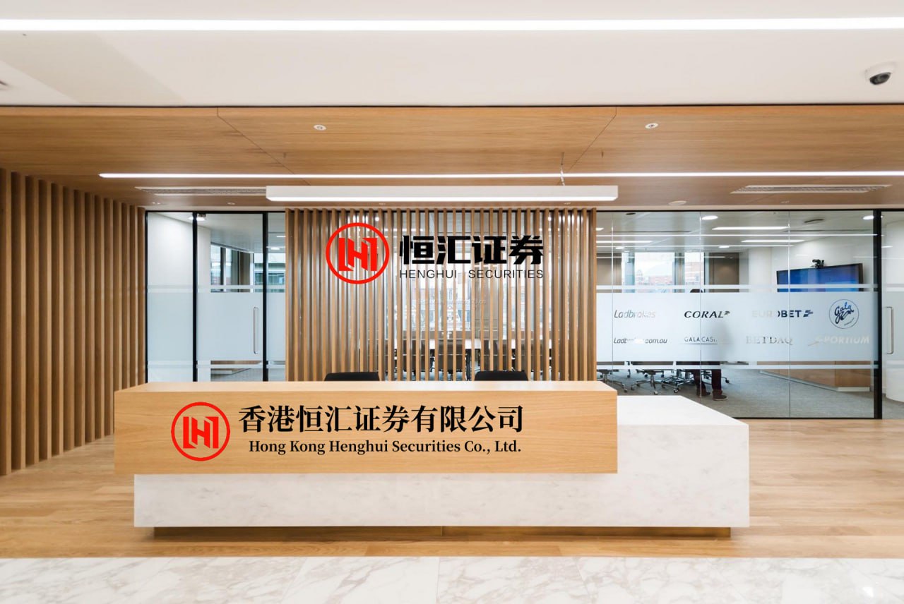 掌尚策 我老师说，年轻有福相者，年长变刻薄，是福报耗尽；年轻无福者，渐显福相，因善行积福，后半生愈好。当时我正春风得意，对着镜子看自己饱满的耳垂，只当这是老人的玄学。直到上周的同学会，我才被这句话惊出一身冷汗。聚会定在市里最贵的酒店。推开包厢门，第一眼我就看见了陈锋。他是我们班曾经最有...
